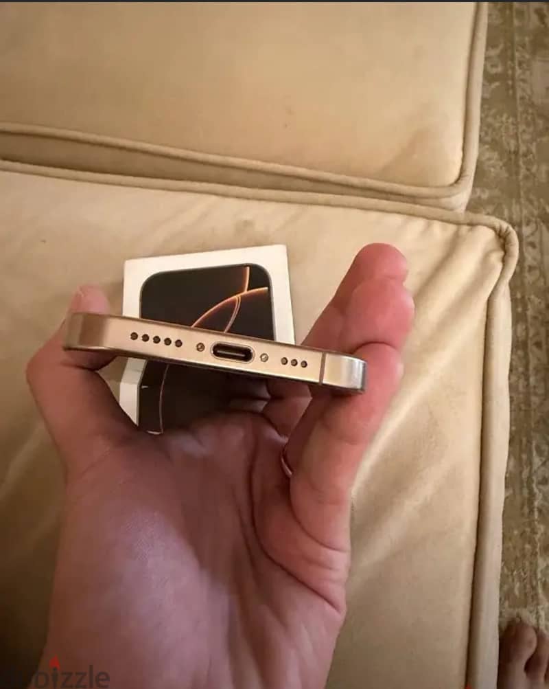 iPhone 16 pro desert titanium 256 4