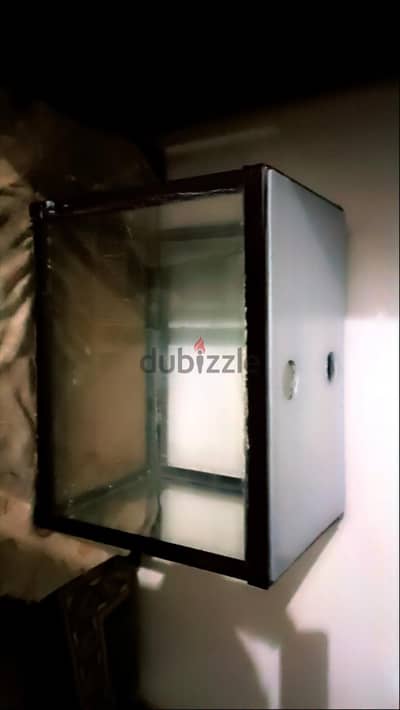 حوض سمك زجاجي فارغ