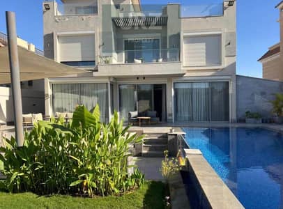 سكن فاخر بخصوصيه مطلقه و استثمار مضمون امتلك الان فيلا ف موقع مميز بجوار مدينتى على بعد دقايق من الجامعه الامريكيه بالقرب من مفيدا لافيسنا هايد بارك