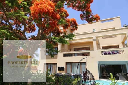 Villa for sale with a spacious garden and private swimming pool, ready for immediate occupancy in Katameya Gardens.