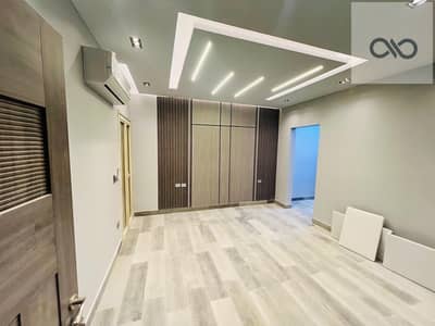  شقة للبيع – في Compound Town Residence   موقع مميز أمام هايد بارك  شقة بمساحة 165 متر داخل كمبوند تاون ريزيدنس، تشطيب Ultra Super Lux فاخر وجاهزة