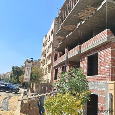 شقة تحفة للبيع 173م بحديقة خاصة. في الهضبة العليا شارع 17. . بالمقطم أمام كمبوند آب تاون كايرو