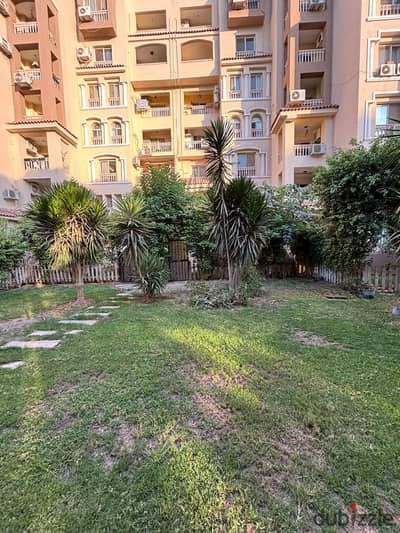 Quick sale: 128-square-meter ground-floor apartment with a private garden in Madinaty (B1), located next to the service area.