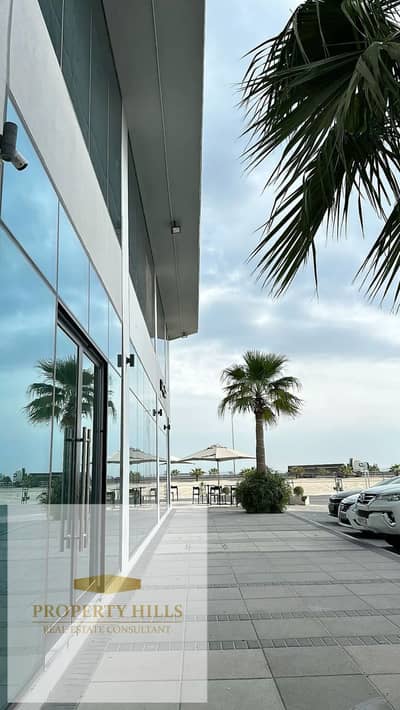 Ground floor shop with immediate receipt in the heart of the compound