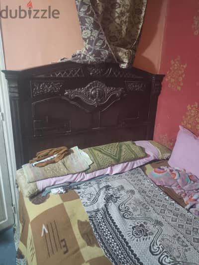 سرير كبير خسب زان محمل عموله بالملل بتاعه