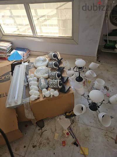 عدد طقمين( ٢ نجف مع عدد ٤ اباليك ) مع كشاف للباب الخاجي ومع ٣طبق و١٠