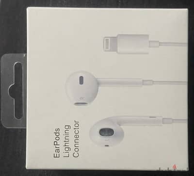 سماعة آيفون سلك EarPhones مدخل Lightning بحالة ممتازة سماعة آيفون سلك EarPhones مدخل Lightning بحالة ممتازة