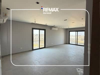 شقة للايجار الترا لوكس اول سكن واجهة بحري فيو مفتوح على منطقة الفيلات ف فيلدج ويست الشيخ زايد