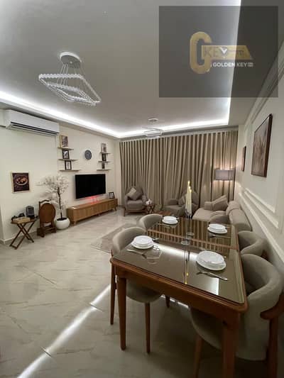 شقة فاخرة بتشطيبات خاصة راقية، تصميم عصري مميز، موقع مثالي وقريبة من جميع الخدمات، مثالية للسكن الراقي