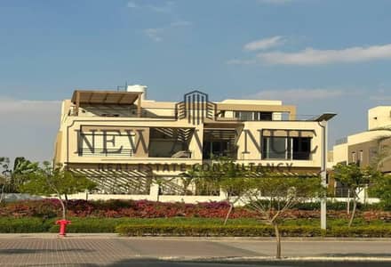 فاميلي هاوس فيلا للبيع متشطب ب اقل مقدم 3% بالقرب من AUC في بالم هيلز القاهرة الجديدة