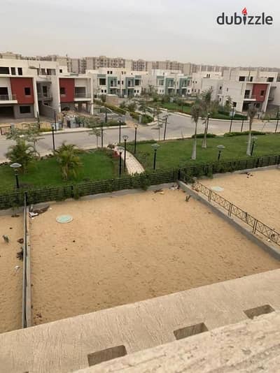 للبيع بمدينتي فيلا ثنائي بسعر لقطه بدون تشطيب داخلي موقع مميز