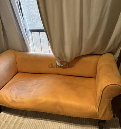 ‏كنبة لونها Orange