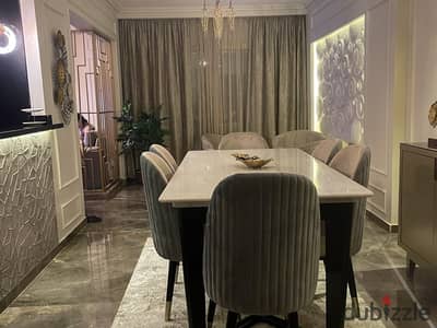 شقة للبيع داخل كمبوند Siano City – الكيلو 21 العجمي الإسكندرية   مساحة الشقة 125 متر، والتفاصيل: • 3 غرف نوم، منهم غرفة مفتوحة على الريسبشن • ريسبشن قطعتين • مطبخ أمريكان • حمام بكابينة شاور • الدور الخامس وعلى الشارع • تشطيب سوبر لوكس • عزل للسقف  متاح ا