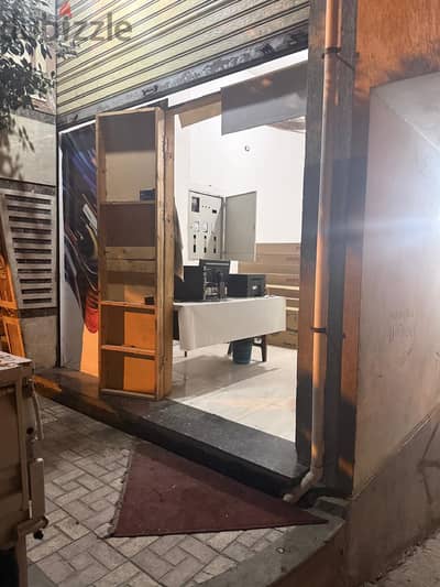 محل للبيع السيوف تقاطع محمود حجازي مع وادي الملوك مساحته 105 متر مربع