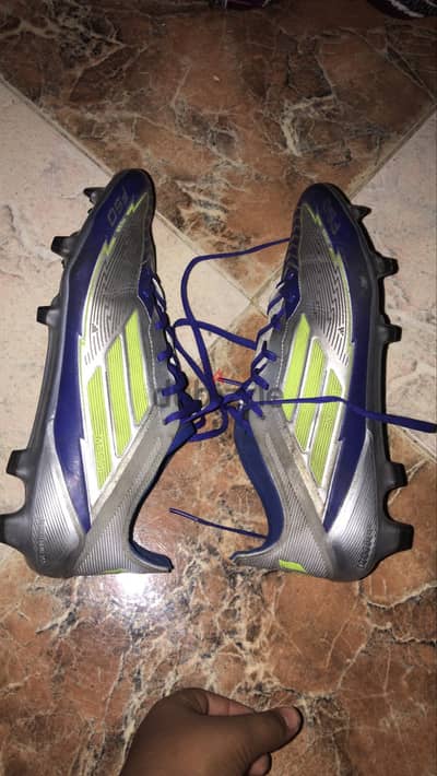 دي مواصفات الجزمة اللي في الصورة:  *اسمها:* Adidas F50 Club TF - موديل