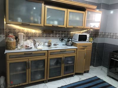 مطبخ خشمونيوم بحاله ممتازه لسعره البيع بمدينة الشروق