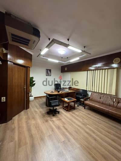 مكتب مفروش بالكامل و مجهز ب ١٤ workstations
