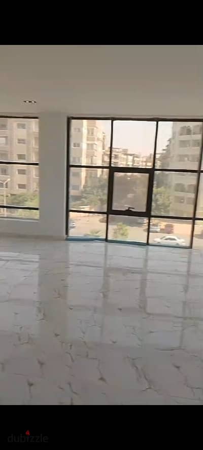 مكتب للايجار رخصه ادري في مبني اداري وجهه كلدن موقع مميز قريب من جميع الخدمات والمواصلات والبنوك والمترو عباره عن عدد غرف ومساحات مفتوحه مساحه 220