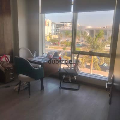 Office for rent in the Trivium Mall, Sheikh Zayed, in front of Park Street, enjoys elegant finishing and practical distribution, in addition to central air conditioning, making it suitable for companies, business owners, and various administrative activities.