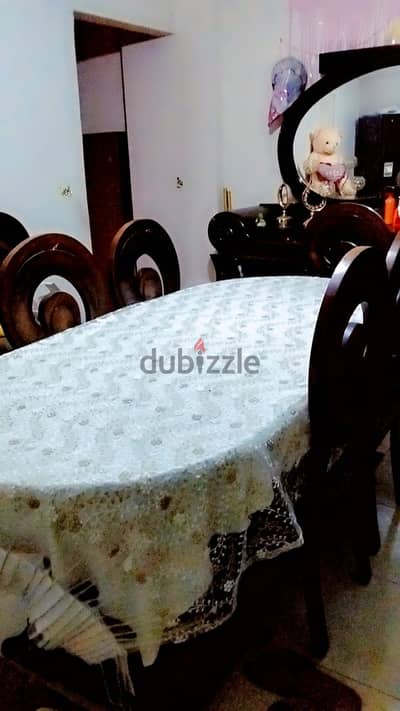 سفرة ب ٦ كراسي معاها بوفيه كبير بحالة جيدة جدا