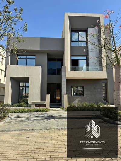 تاون هاوس (كورنر ) للبيع بمقدم 5% فقط وتقسيط علي 7 سنين  في سعادة في قلب التجمع الخامس ⁠view lagoon , facing north