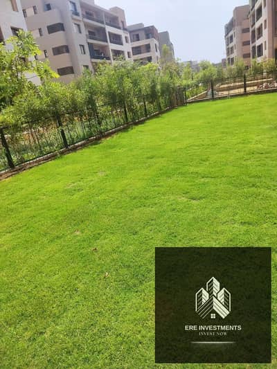 شقة مميزة جدا ارضي بجارن متشطبة بالكامل استلام فوري للبيع في كمبوند ديستريكت 5 التجمع الخامس