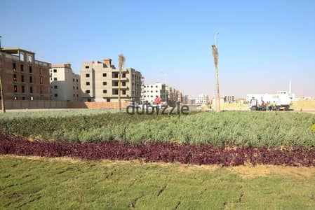 ارض للبيع واجهه علي فاصل32م قريبة من النادي الاهلي في الحي السادس بيت الوطن التجمع الخامس القاهره الجديده