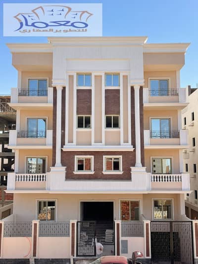 فرصه للاستثمار او السكن عماره للبيع بحرى جنوب طريق السويس خطوات من شارع التسعين الشمالى