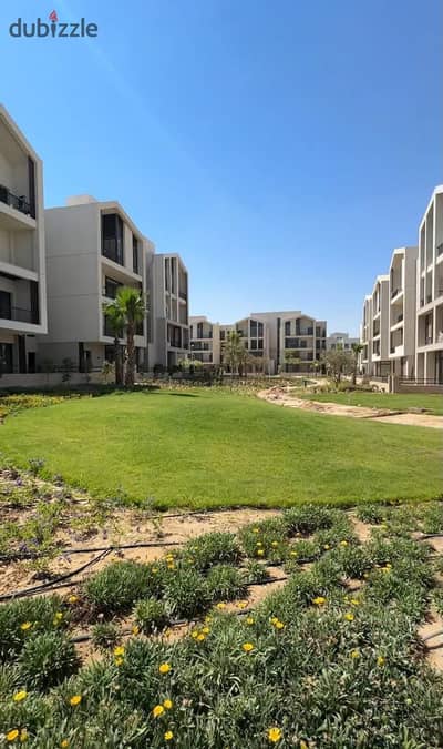 سكاى هاوس للبيع باقل مقدم فى الماركت ٣ غرف تشطيب كامل و غرفه مربيه فى كارميل سوديك