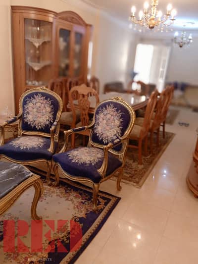 شقة مميزة للبيع بشارع طيبة – سبورتنج، 160م صافي، الدور الثامن، 3 غرف و5 قطع، واجهة شارع ومدخل فندقي