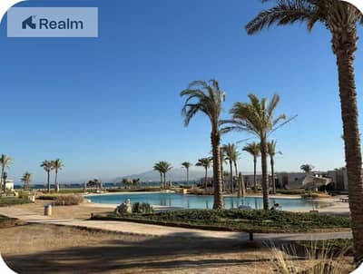 إطلالة على البحر وغروب الشمس فوق الجبال لشقة مكونة من غرفتي نوم مع حديقة خاصة.