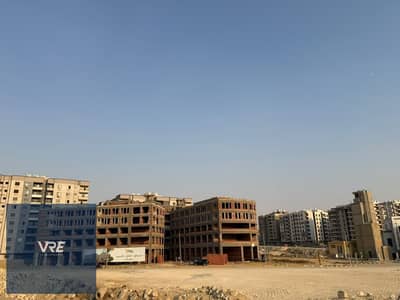 Shop for sale for 195,000 EGP in the heart of Zahraa El Maadi, next to Wadi Degla Club in the new Degla subdivision, near the Kuwaiti Mosque. Installm