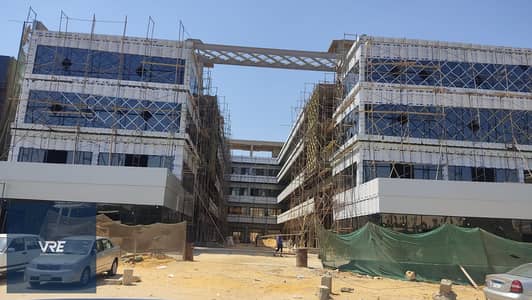 محل للبيع استلام 6 شهور في الدور الارضي في التجمع الخامس امام الجامعه الامريكيه بجوار  Point 90 MALL وبمقدم يبدأ من 20%