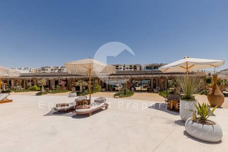 للبيع شاليه 3 غرف نوم داخل مشروع Masyaf في رأس الحكمة بالساحل الشمالي، بموقع مميز وتصميم عصري يوفر تجربة ساحلية راقية.