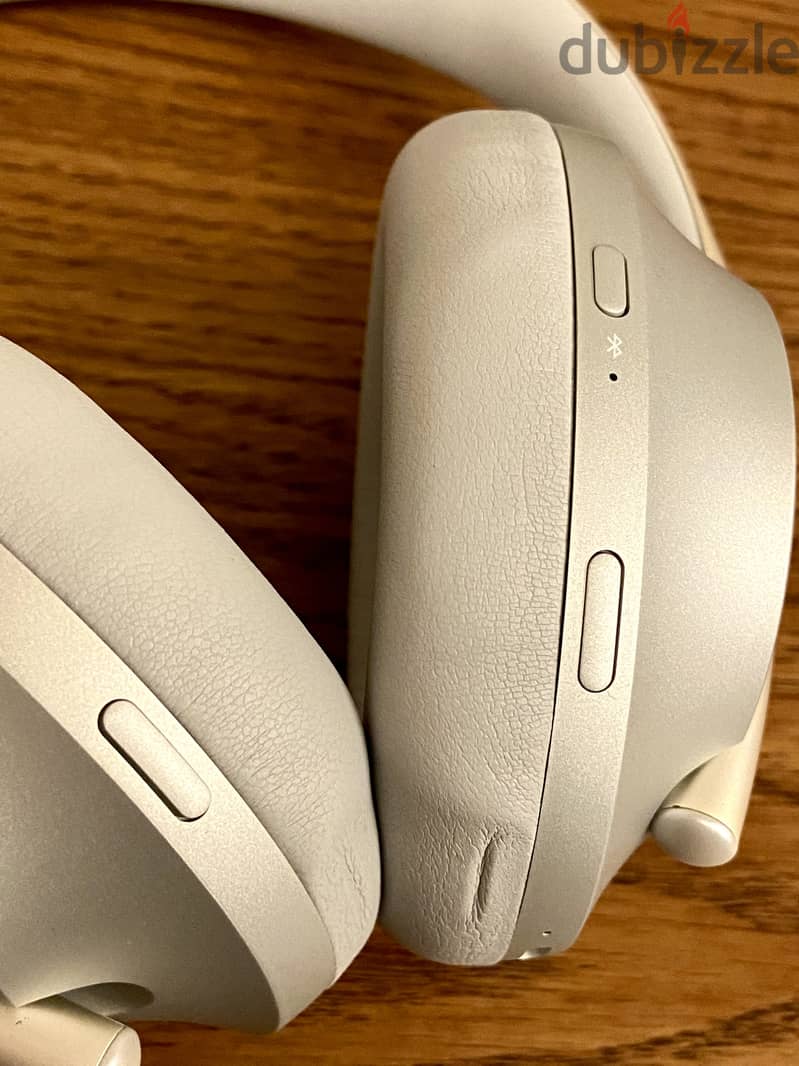 Bose Noise Cancellation 700 Headphones 7