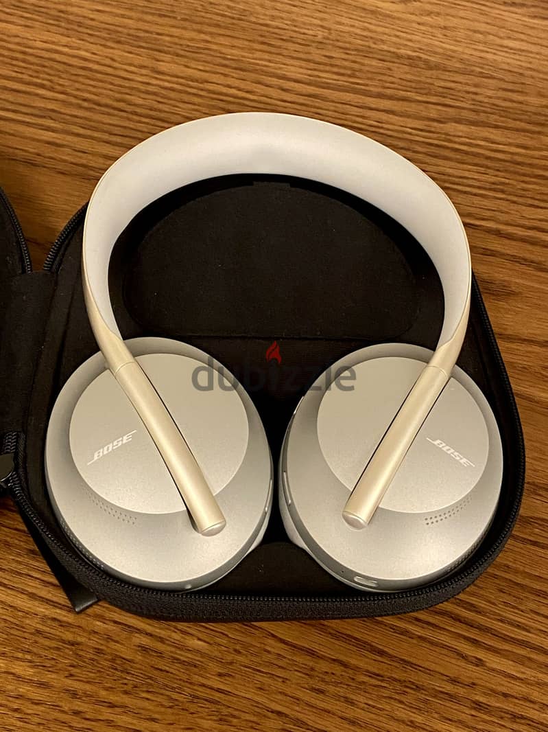 Bose Noise Cancellation 700 Headphones 8