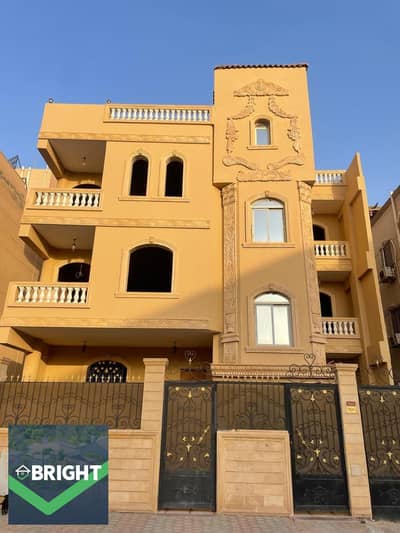 بسعر لا يقبل المنافسه - فيلا للبيع مع واجهه متشطبه وروف متشطب متصالح عليه فى المستثمرين الجنوبية (شارع الجزيرة ) _ التجمع الخامس - القاهره الجديده