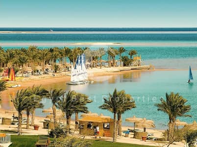 بخصم 30% وأول قسط بعد سنة! شاليه غرفتين بجاردن على البحر مباشرة في سوما باي