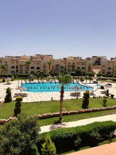 للبيع في مرسيليا بيتش 2 شاليه ١٢٥ متر + ١٢٥ روف بحري ٣ غرف نوم و ٢ حمام بالفرش و الاجهزه مكيف بالكامل علي حمام السباحه مباشرةً و 5 دقايق للبحر