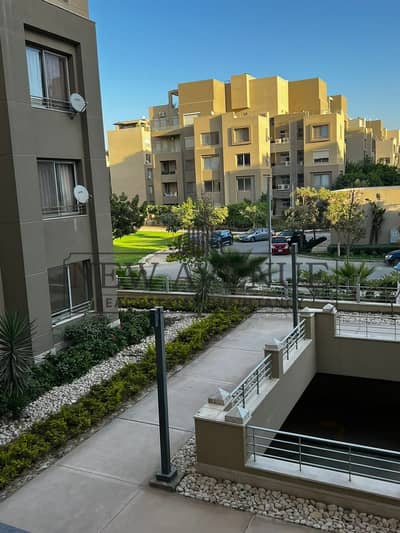 بالم هيلز شقه متشطبه بالمطبخ و التكييفات  بسعر مميز بالقاهره الجديده  village gate by palm hills