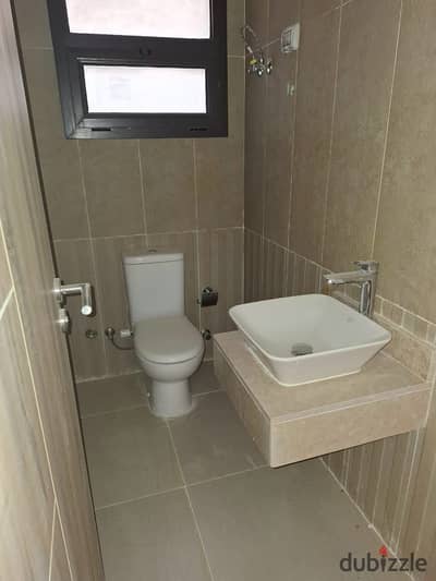 For rent 160 meters in the finest compounds of New Cairo (Fifth Square - Al Marasem), a distinctive apartment, first residence with high-end finishes and ready for immediate move-in.