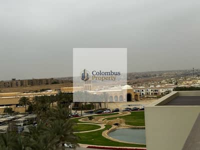 شقة 3 غرف نوم للأيجار في كمبوند أبتاون كايرو بالمطبخ و التكيفات