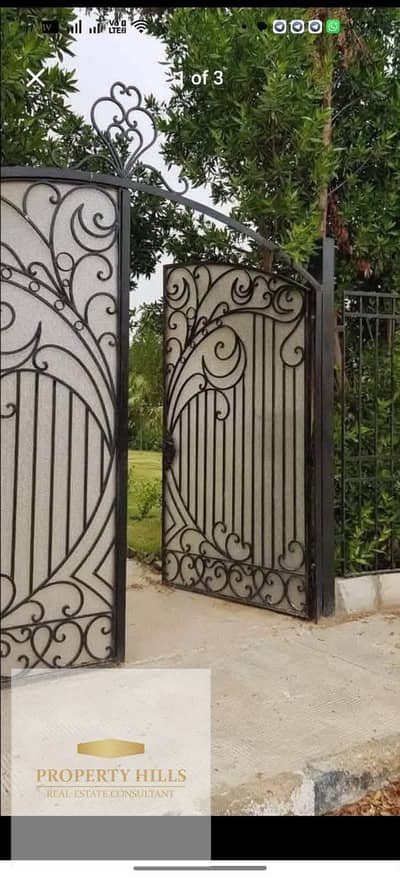 Townhouse for Sale at the Old Price in Hyde Park  A spacious townhouse with a well-designed layout and one of the largest private gardens in the compo