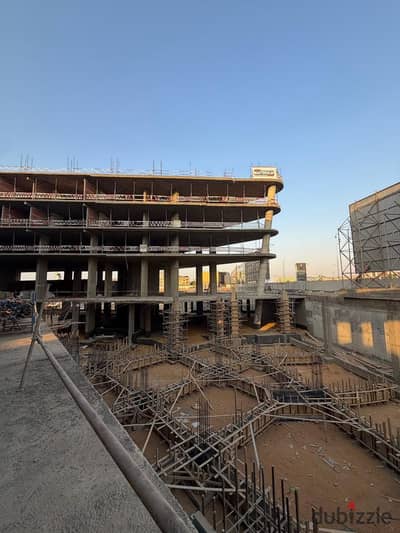 بمقدم 300 الف فقط للبيع مكتب اداري متشطب بالكامل في اكبر مشروع تجاري اداري علي التسعين الشمالي امام بتروسبورت بقسط علي 8 سنوات.