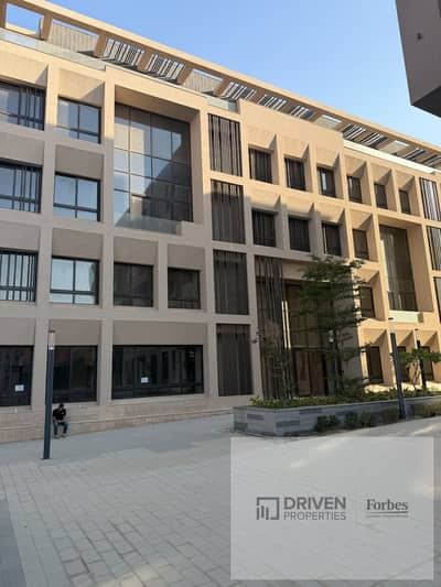 Luxury Office 195m for Sale in District 5 New Cairo 90th Street AUC Ain Sokhna Road