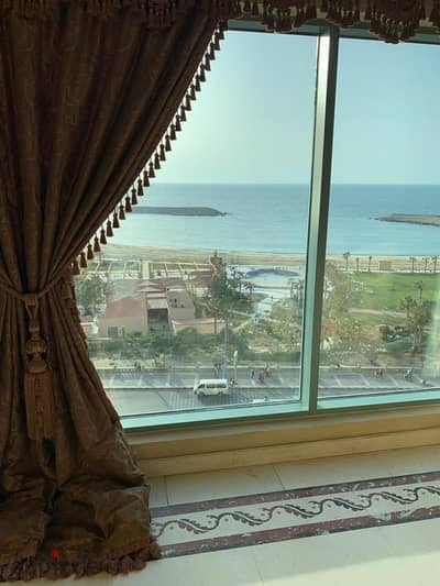 For those who aspire for luxury and sophistication (for rent, luxurious furnished) an apartment of 400 meters (ultra-super-lux finishes and modern luxurious furnishings) directly on the sea at the Four Seasons
