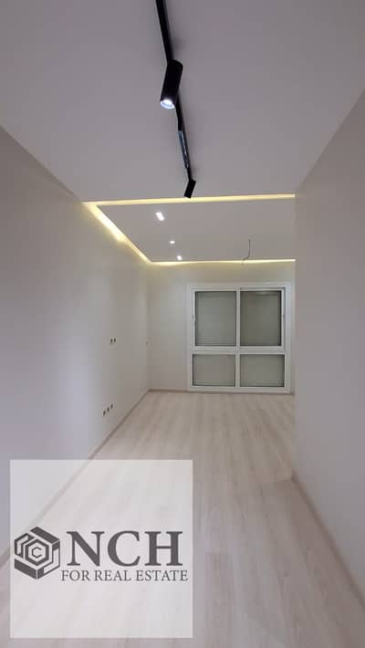 **للإيجار – شقة مميزة في Hyde Park**  شقة مميزة للإيجار داخل **Hyde Park**، بمساحة 165 متر، وتتميز بتقسيم عملي ومريح يضم 3 غرف نوم و3 حمامات، بالإضافة
