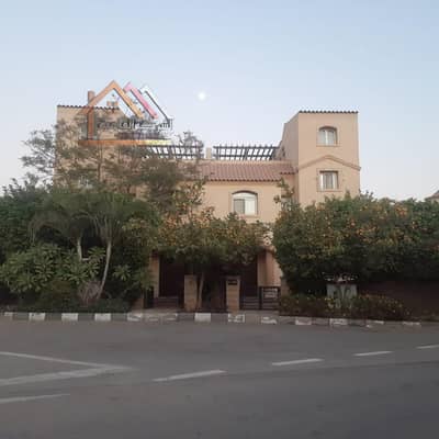 فرصة مميزة لامتلاك توين هاوس جاهز للسكن في واحدة من أفضل مناطق مدينتي يجمع بين الموقع الاستثنائي، التشطيب الراقي والمساحات العملية للعائلة.  موقع استث