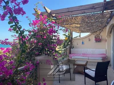 Ready to Move Penthouse Chalet in La Vista - 10% Down Payment, Sea & Pools View, Prime Location Next to Mountain View 1 & Blue Blue, Telal, porto