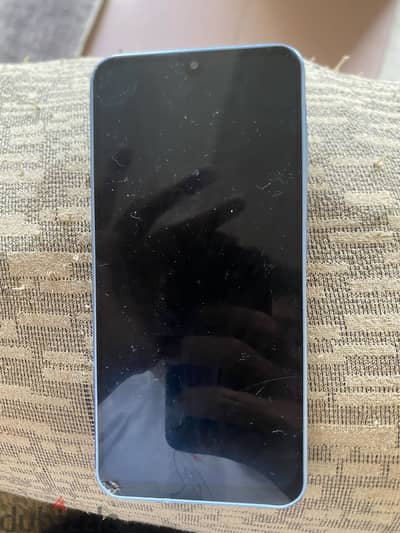 Samsung A17 شرخ في باغ الشاشه والشاشه شغاله كويس وبالكارتونه